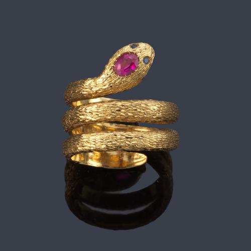 Anillo con diseño de serpiente enroscada en montura de oro amarillo de 18K y un rubí sintético.