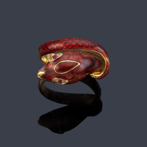 Anillo en forma de serpiente con esmalte granate sobre montura de oro amarillo de 18K.