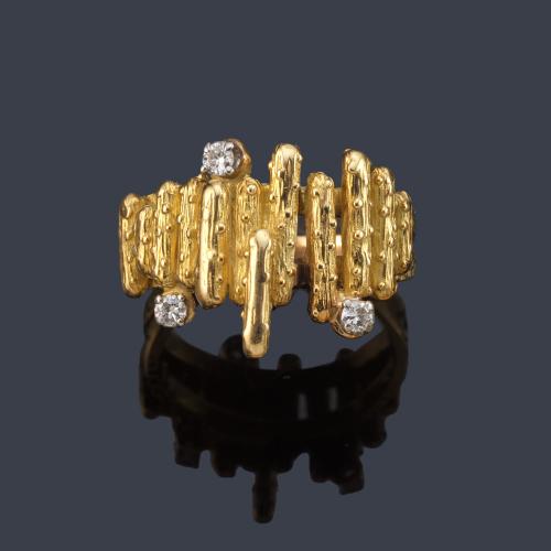 Anillo años '70 con diseño de barritas con brillantes salpicados en montura de oro amarillo de 18K.