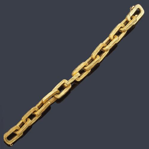 Pulsera años '70 con eslabones mateados en oro amarillo de 18K.