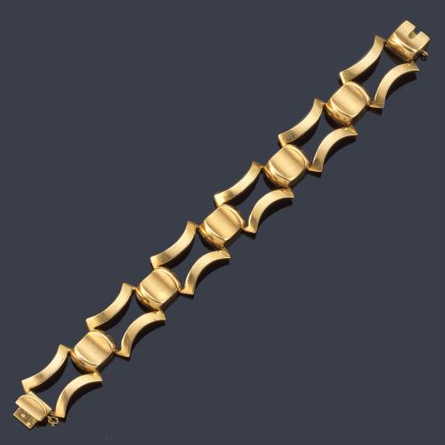 Pulsera con eslabones intercalado con pasadores cóncavos en oro amarillo de 18K. Años '70.