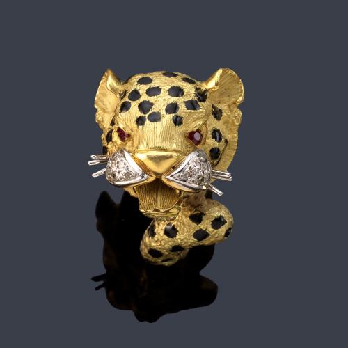  Anillo con cabeza de leopardo con esmalte, rubí y brillantes en montura de oro amarillo de 18K.