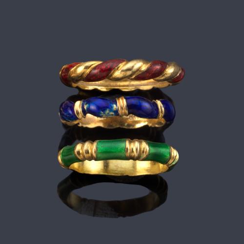 Tres anillos con diseño entorchado con esmalte azul, verde y rojo (Con faltas).