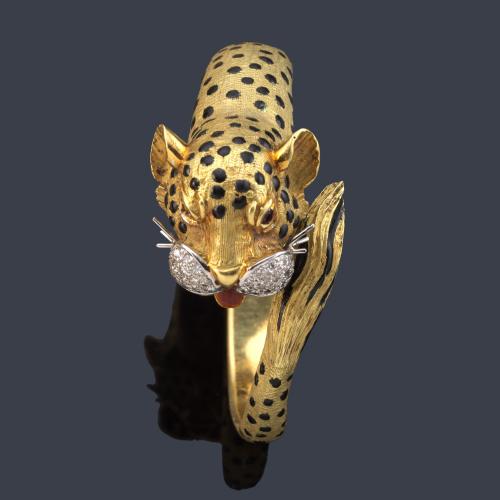 Pulsera con cabeza de leopardo con brillantes, rubíes talla redonda y esmalte negro simulando las manchas.