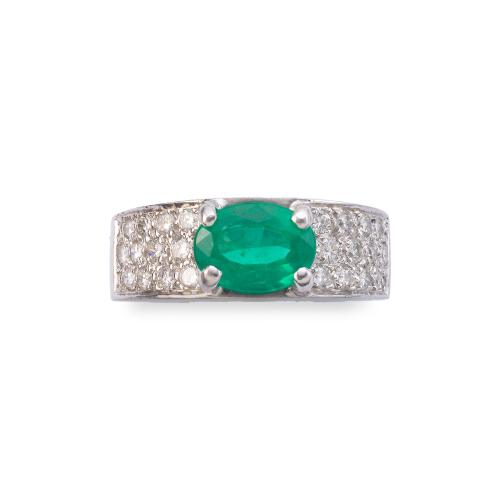 Anillo con esmeralda talla oval de aprox. 2,70 ct con pavé de brillantes en ambos lados de aprox. 0,65 ct en total.