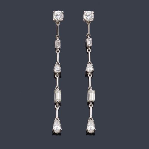  Pendientes largos con diamantes talla brillante, perilla y baguette de aprox. 2,34 ct en total.