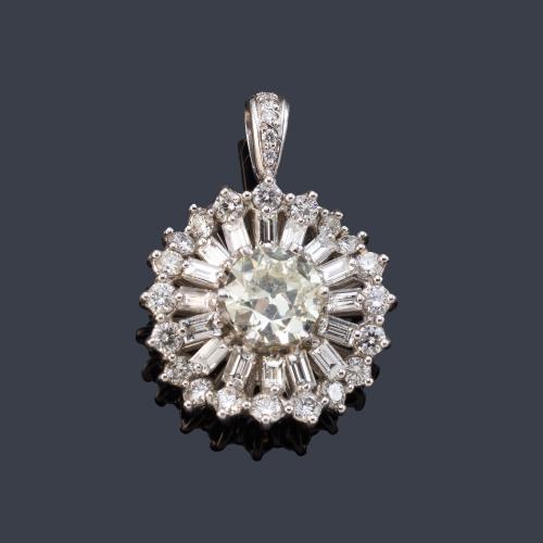 Colgante con diamante talla antigua de aprox. 1,70 ct con orla de diamantes talla baguette y brillante de aprox. 1,60 ct en total.