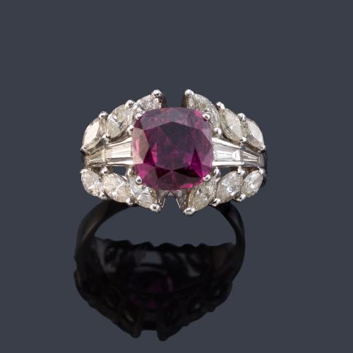  Anillo con rubí talla 'cushion' de aprox. 4,30 ct con doble banda de diamantes talla marquís y trapecio de aprox. 1,30 ct en total.