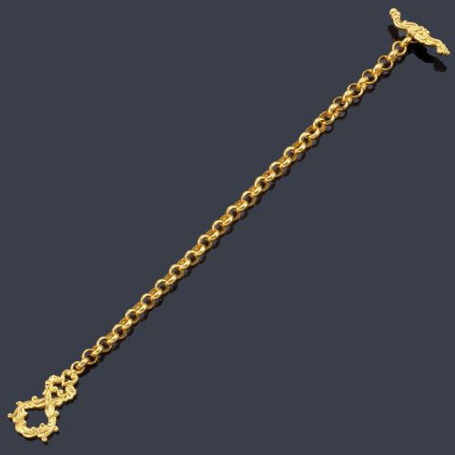 Pulsera con eslabones circulares con cierre calado en oro amarillo de 18K.