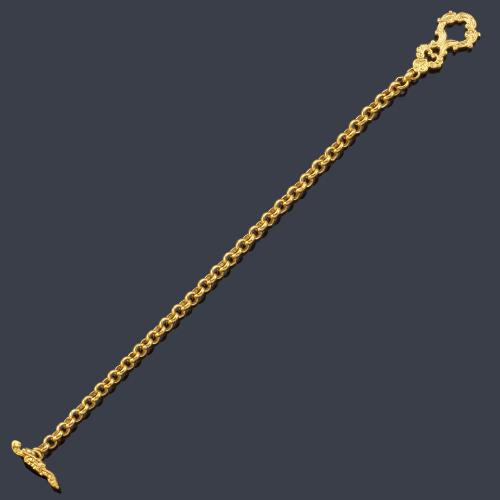 Pulsera con eslabones circulares con motivo colgante calado en oro amarillo de 18K.