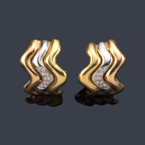 Pendientes criollas con diseño de 'Zig-Zag' en oro tricolor de 18K con banda central de brillantes.