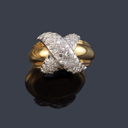 Anillo con motivo de aspa en pavé de brillantes de aprox. 0,50 ct en total.