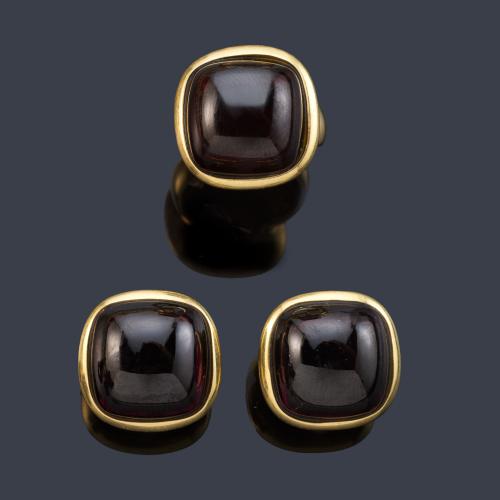  Pendientes cortos y anillo con granates talla cabujón en montura de oro amarillo de 18K.