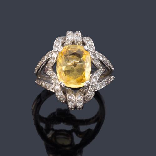 Anillo con zafiro amarillo central de aprox. 4,14 ct con bandas onduladas con diamantes talla 8/8.