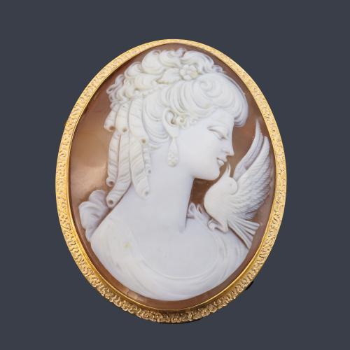 Colgante - broche con camafeo en ágata con diseño de busto clásico femenino, en montura de oro amarillo de 18K.