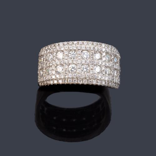 Anillo ancho con cuajado de brillantes dos bandas de mayor tamaño de aprox. 1,20 ct en total.