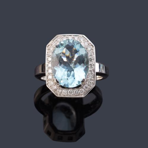 Anillo con aguamarina talla oval de aprox. 5,73 ct con orla de brillantes de aprox. 0,32 ct en total.