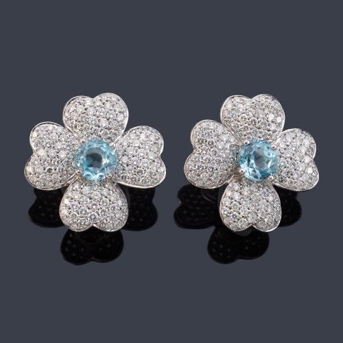  Pendientes cortos con diseño floral con pareja de aguamarinas centrales y pavé de brillantes de aprox. 5,28 ct en total.