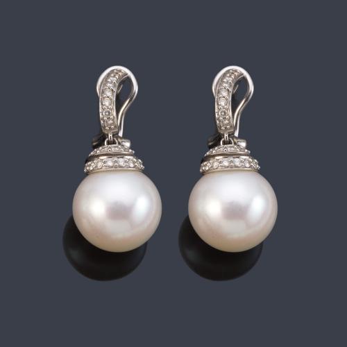 Pendientes largos con pareja de perlas Australianas de aprox. 13,23 - 13,10 mm con banda de brillantes en la parte superior.