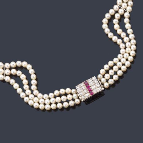  Collar con tres hilos de perlas de aprox. 6,20 mm - 6,16 mm y broche rectangular con brillantes de aprox. 1,60 ct y banda central de rubí sintético en montura de oro blanco de 18K.