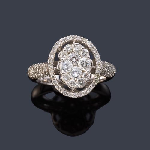 Anillo con pavé de brillantes de aprox. 1,30 ct en total en montura de oro blanco de 18K.