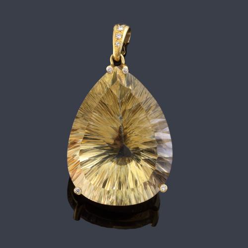Colgante con cuarzo citrino talla fantasía en montura de oro amarillo de 18K y brillantes.