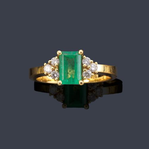 Anillo con esmeralda central de aprox. 1,20 ct con brillantes en ambos lados.