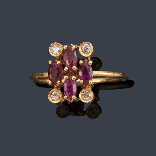 Anillo con cuatro rubíes talla marquís y brillantes en montura de oro amarillo de 18K.