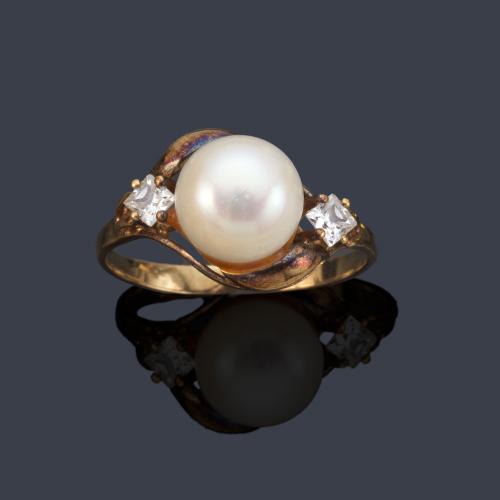 Anillo con perla de aprox. 8,23 mm con dos piedras incoloras en montura de oro amarillo de 18K.