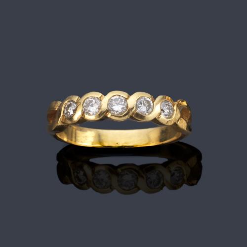 Anillo con cinco brillantes de aprox. 0,30 ct en total en montura de oro amarillo de 18K.