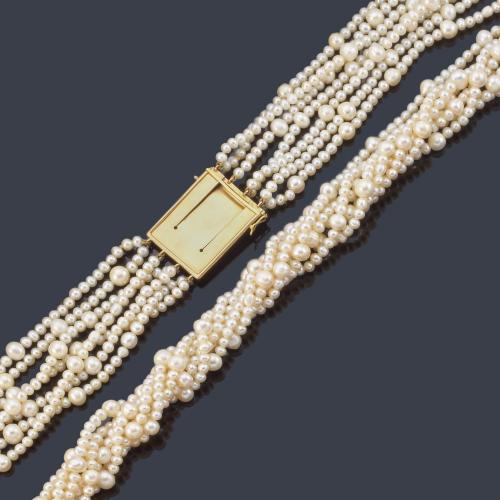 Collar largo con siete hilos de perlas de aprox. 3,60 - 5,80 mm con broche en forma de placa en oro amarillo de 18K.