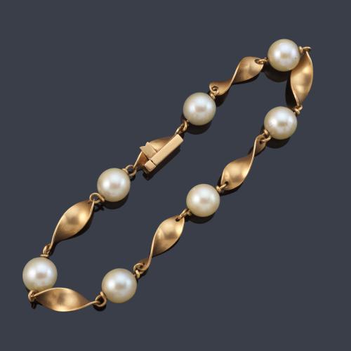  Pulsera con perlas intercalado con eslabones retorcidos en montura de oro amarillo de 18K.
