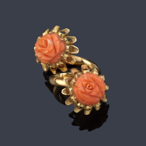 Anillo con pareja de rosas realizadas en coral tallado sobre montura de oro amarillo de 18K.