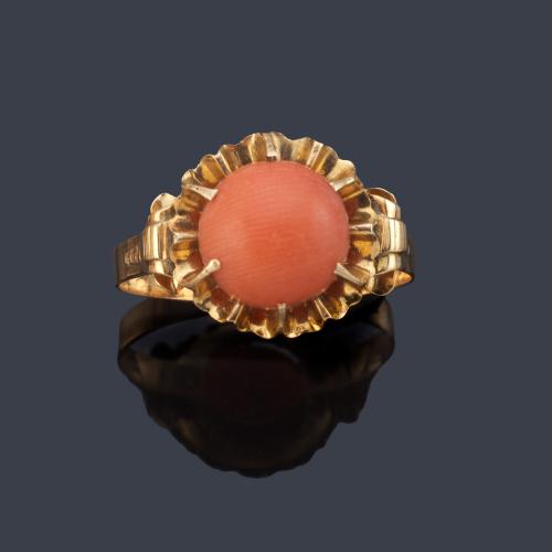 Anillo con coral talla cabujón en montura de oro amarillo de 18K.