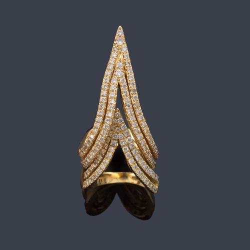  Dos anillos con diseño de triángulo con banda de brillantes de aprox. 0,85 ct en total.