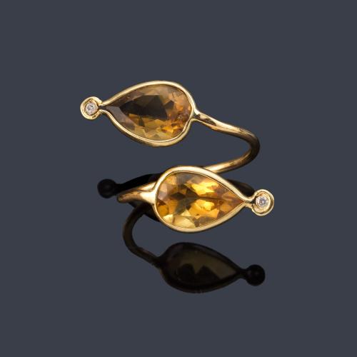 Anillo con pareja de cuarzos citrinos talla perilla y dos brillantitos en montura de oro amarillo de 18K.
