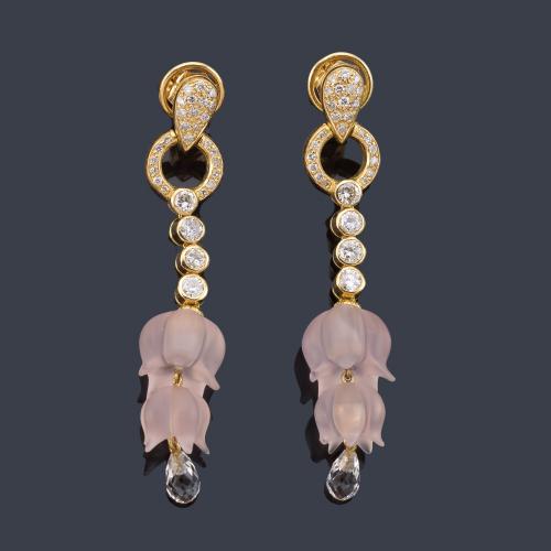  Pendientes largos 'Lirios del Valle' con diamantes talla brillante y briolette de aprox. 1,36 ct en total y cuatro motivos florales tallados en cuarzo rosa.