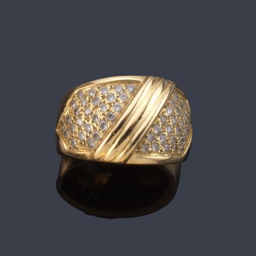 Anillo con pavé de piedra incolora en montura de oro amarillo de 18K.