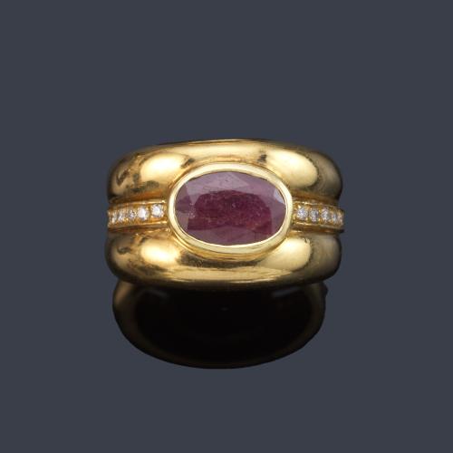 Anillo con rubí talla oval de aprox. 2,00 ct con banda de brillantes en ambos lados.