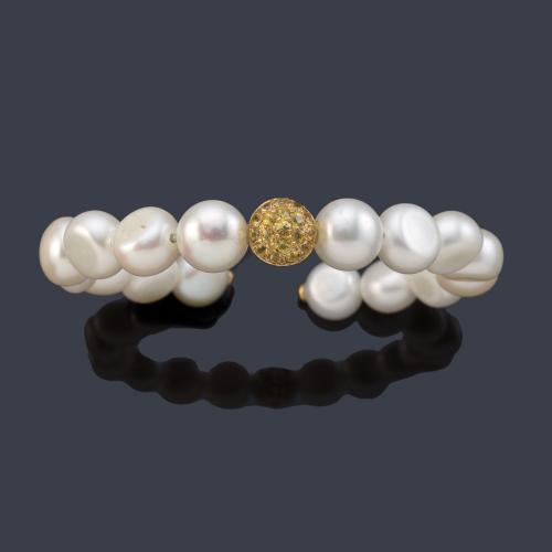 Pulsera semirrígida con perlas de agua dulce y motivo central con pavé de citrinos en oro amarillo de 18K