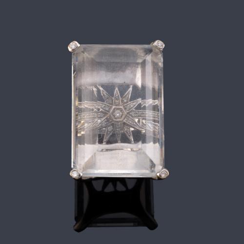 Anillo con gran cuarzo hialino talla rectangular de aprox. 41,00 ct sobre base con motivo de estrella y brillantes en montura de oro blanco de 18K.