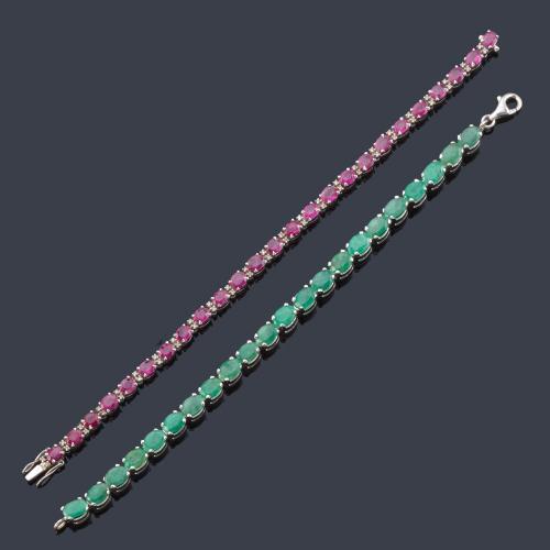 Pulsera rivière con esmeraldas talla oval de aprox. 22,00 ct en total en montura de oro blanco de 18K.