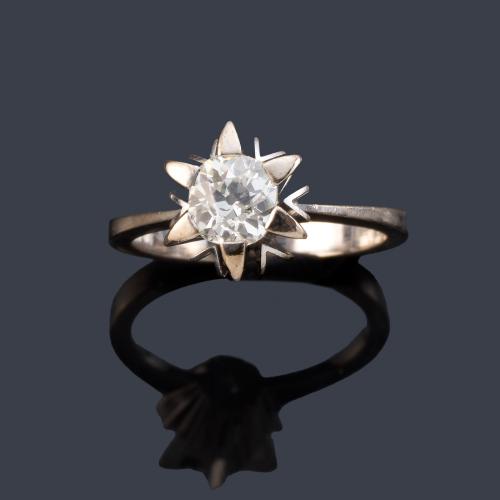 Anillo con diamante talla antigua de aprox. 0,68 ct en montura de oro blanco de 18K.