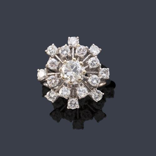 Anillo con rosetón de brillantes de aprox. 1,72 ct en total en montura de oro blanco de 18K.