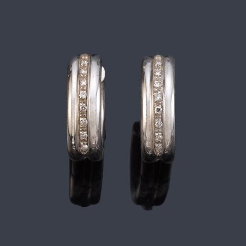 Pendientes criollas con banda de brillantes en montura de oro blanco de 18K.