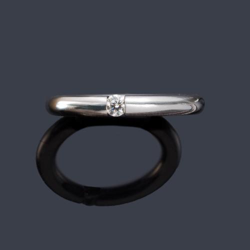 Anillo con brillante de aprox. 0,12 ct con engaste a la rusa en montura de oro blanco de 19K.