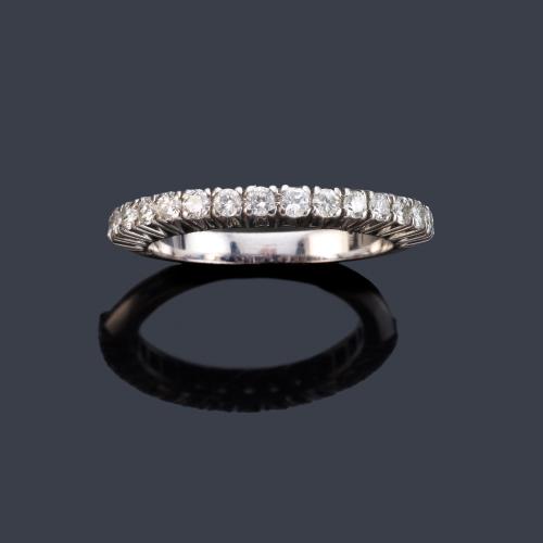 Media alianza con banda de brillantes de aprox. 0,35 ct en total.
