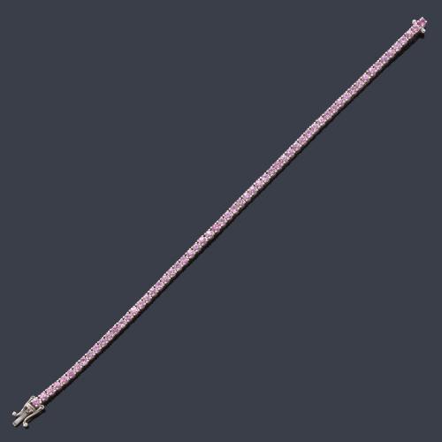 Pulsera rivière con zafiros rosas de aprox. 3,00 ct en total en montura de oro blanco de 18K.