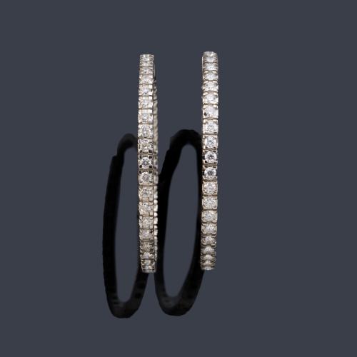 Pendientes tipo criolla con banda de brillantes de aprox. 2,20 ct en montura de oro blanco de 18K. Certificado BGL.