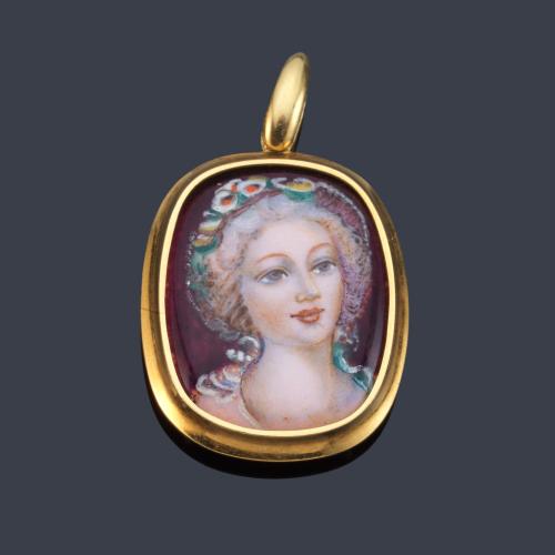 Colgante con busto femenino clásico en esmalte, sobre montura de oro amarillo de 18K.
